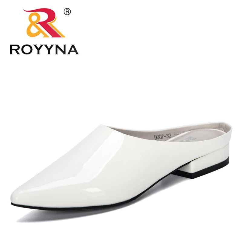 Женские пляжные шлепанцы ROYYNA Повседневные тапочки из кожи низкий каблук