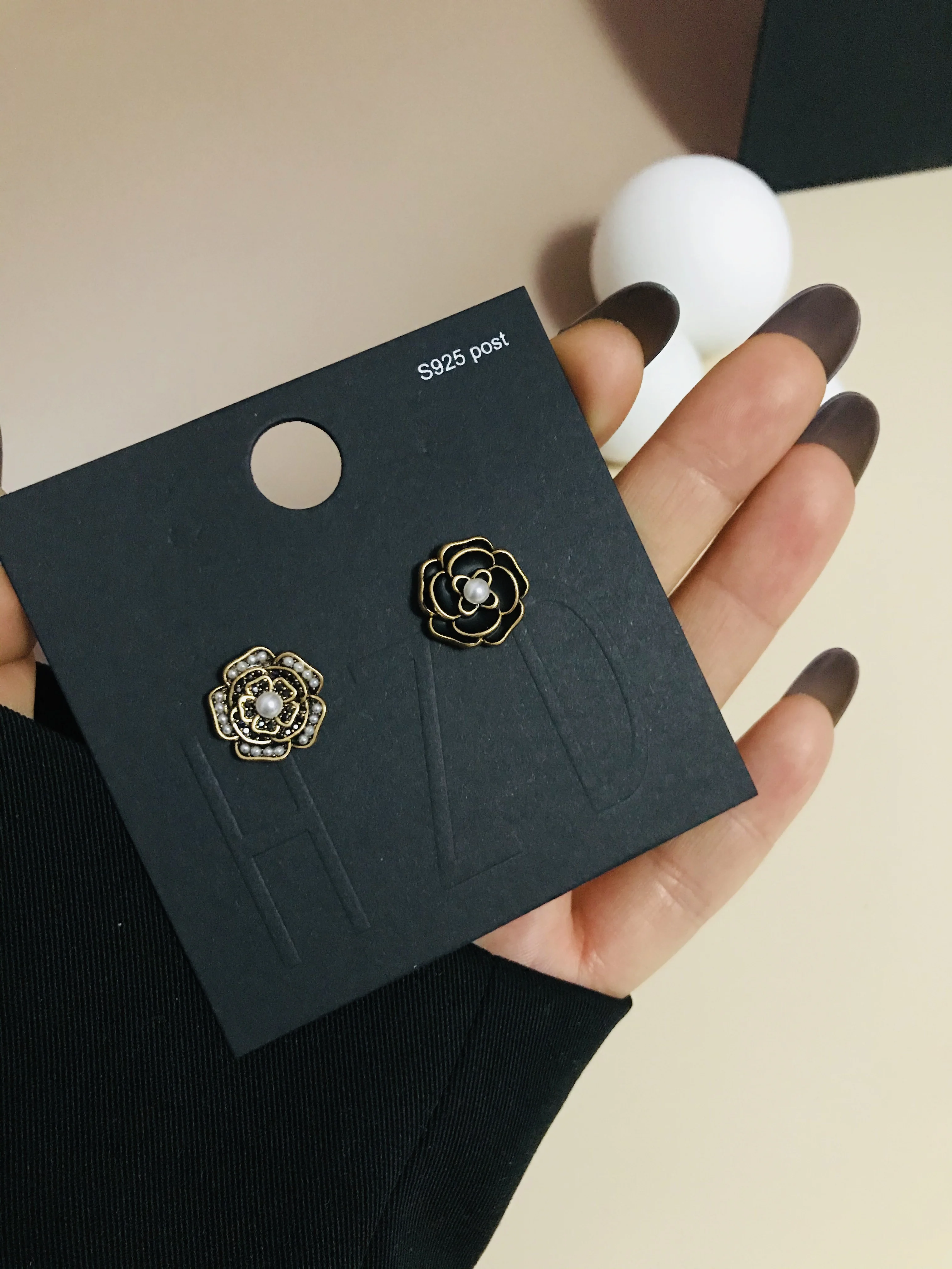 

2021 New Hong Kong Style Court Retro Fashion Rose Earrings Pearl Electroplating Diamond Shining Personality