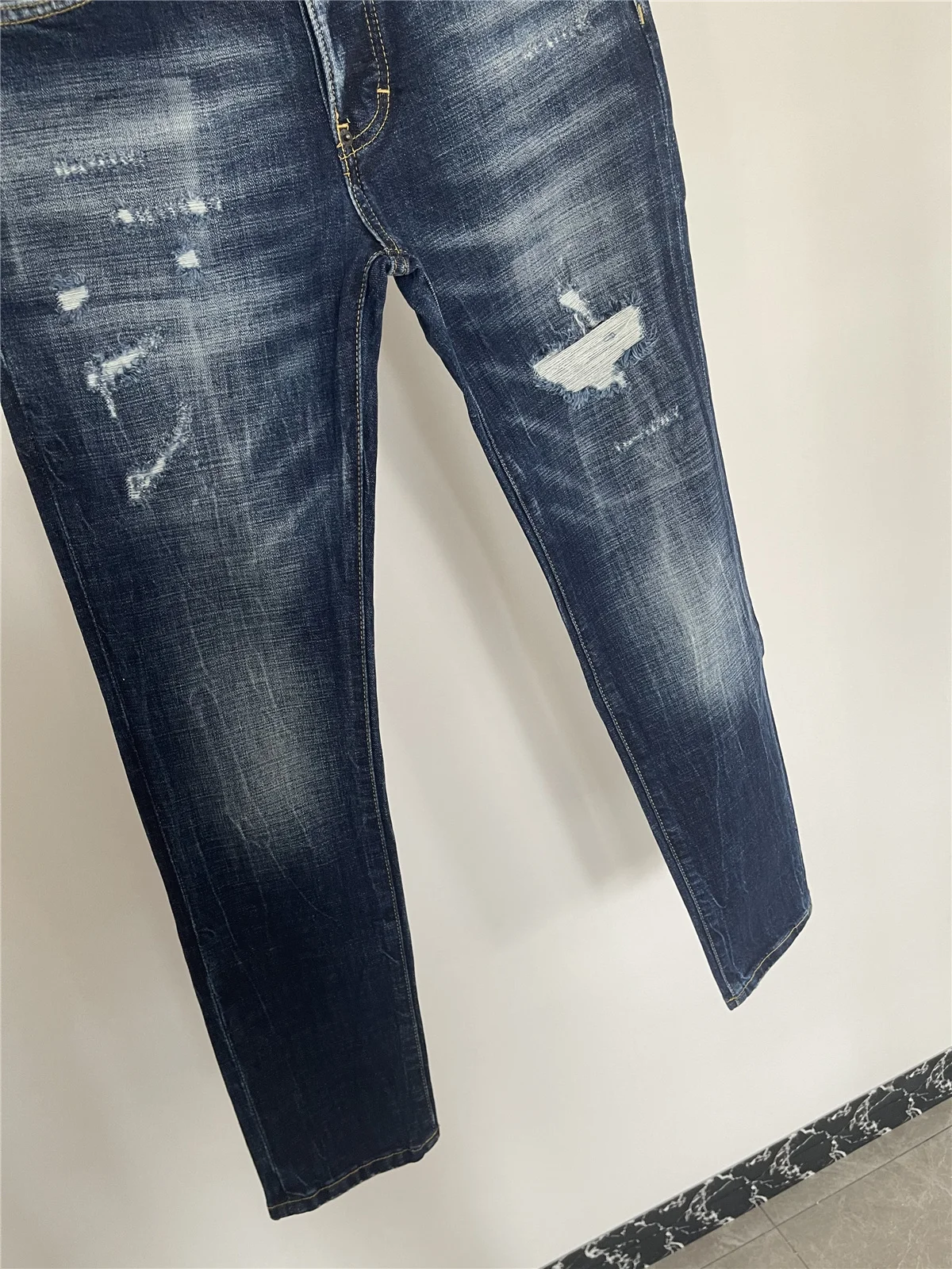 Весна и лето 2024 новые модные мужские потертые синие повседневные джинсы