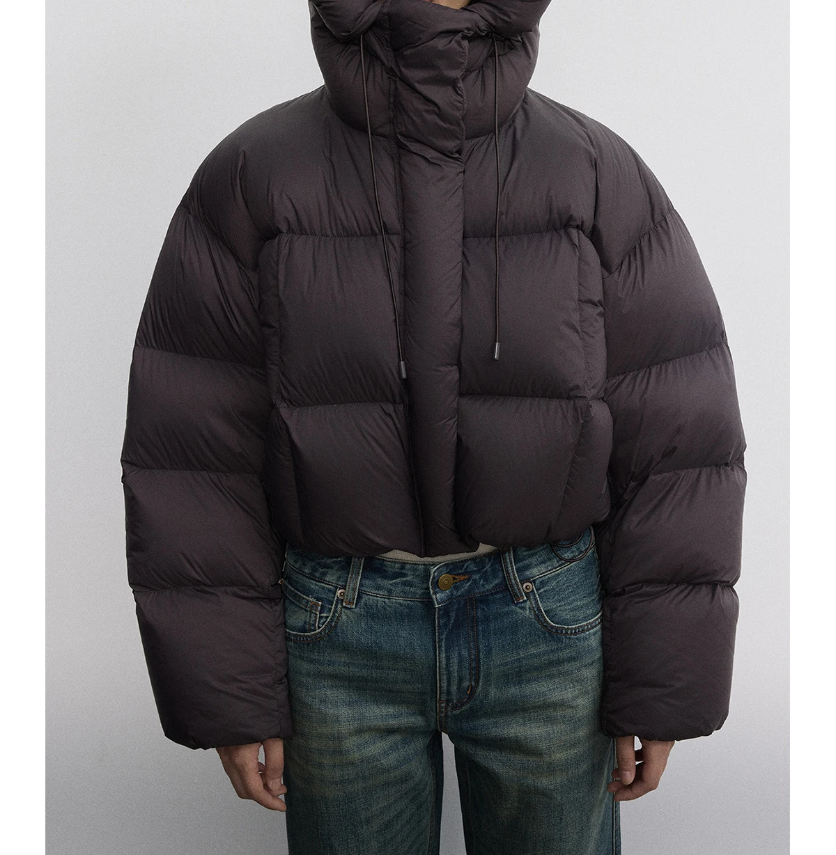 Женский зимний обновленный пуховик с легким вырезом и капюшоном теплый