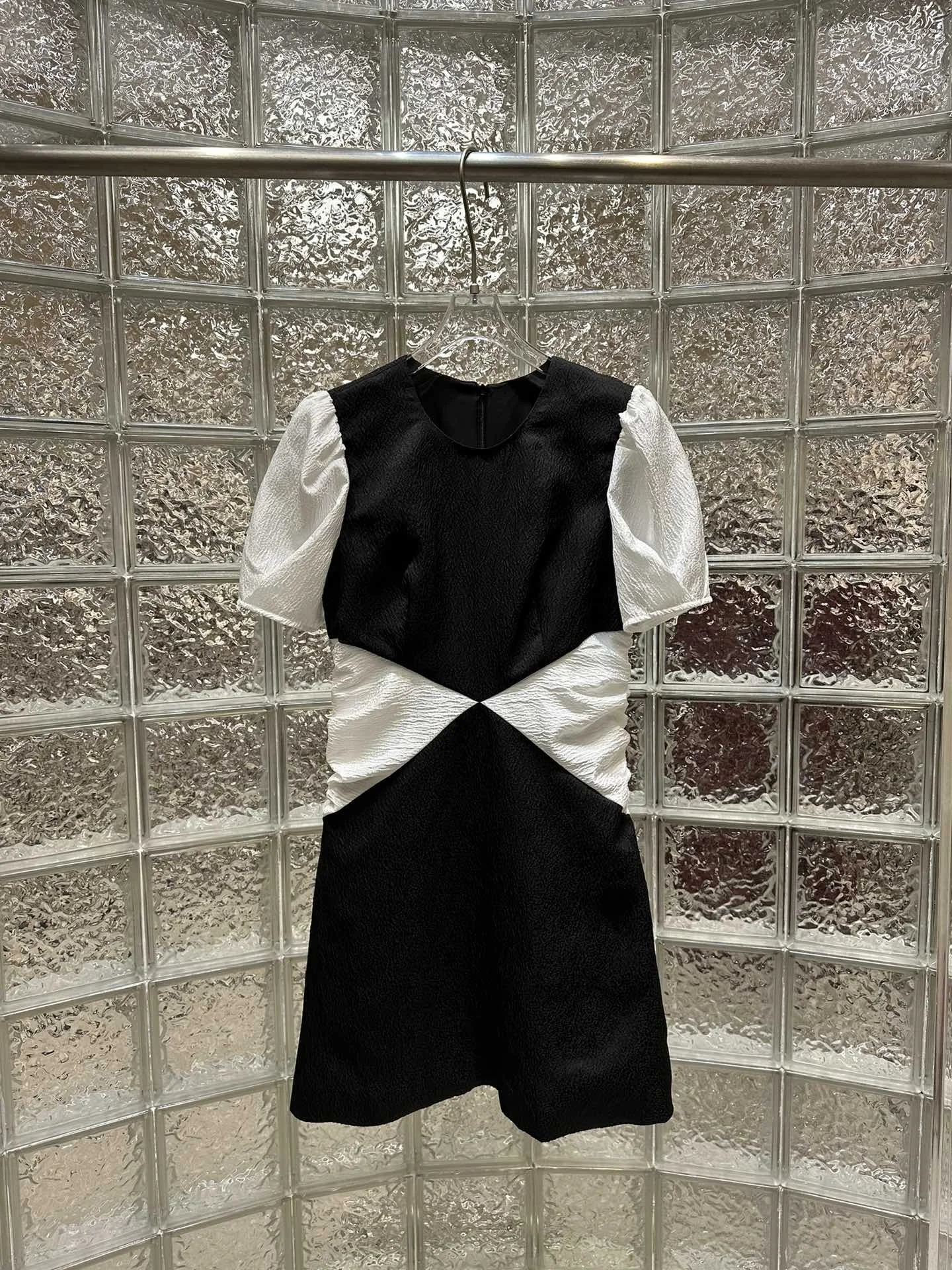 

New round neck waist dress ~ black and white color splicing never outdated design to highlight the craft grade and advanced