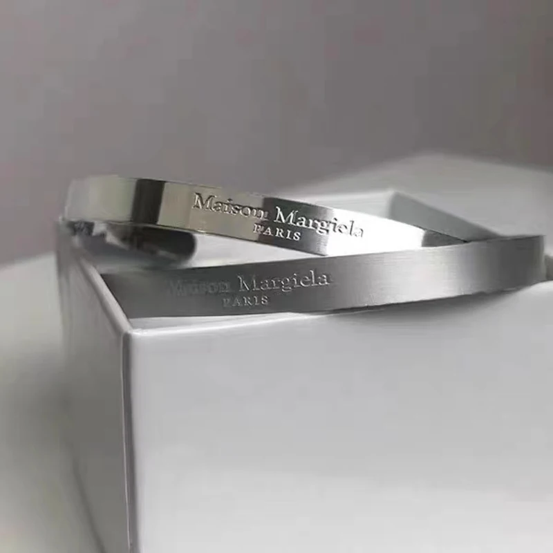 

MM6 Margiela Paris Open Mouth Logo Bracelet Men Women Lover Titanium Steel Wristband Accessory Four Seasons Maison Cuff Bracelet