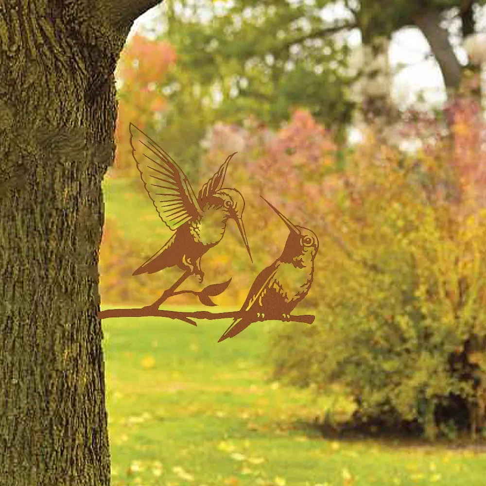 Интригующий орнамент в виде пары колибри — потрясающее украшение на дерево