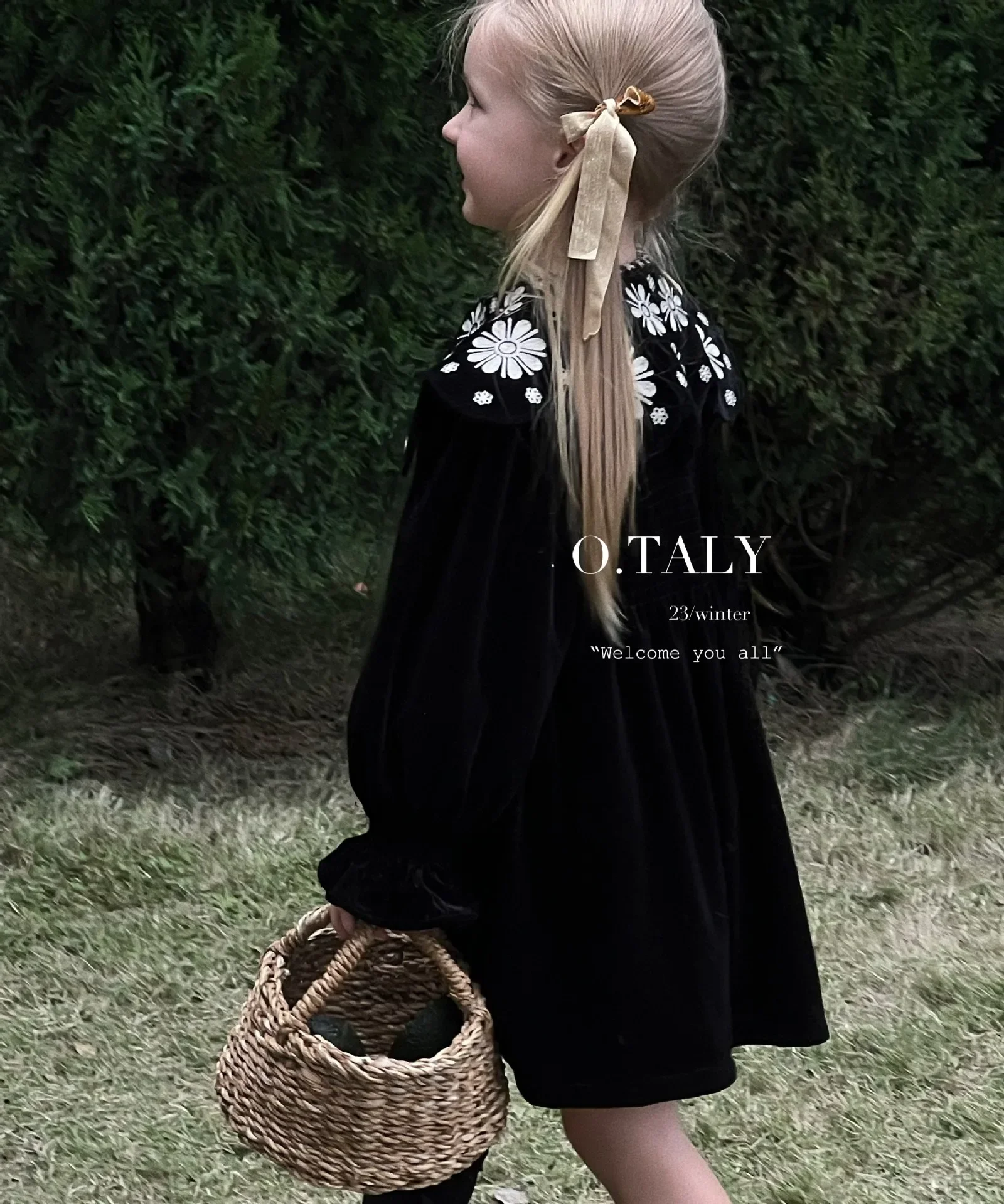 Детское бархатное платье с вышивкой на воротнике