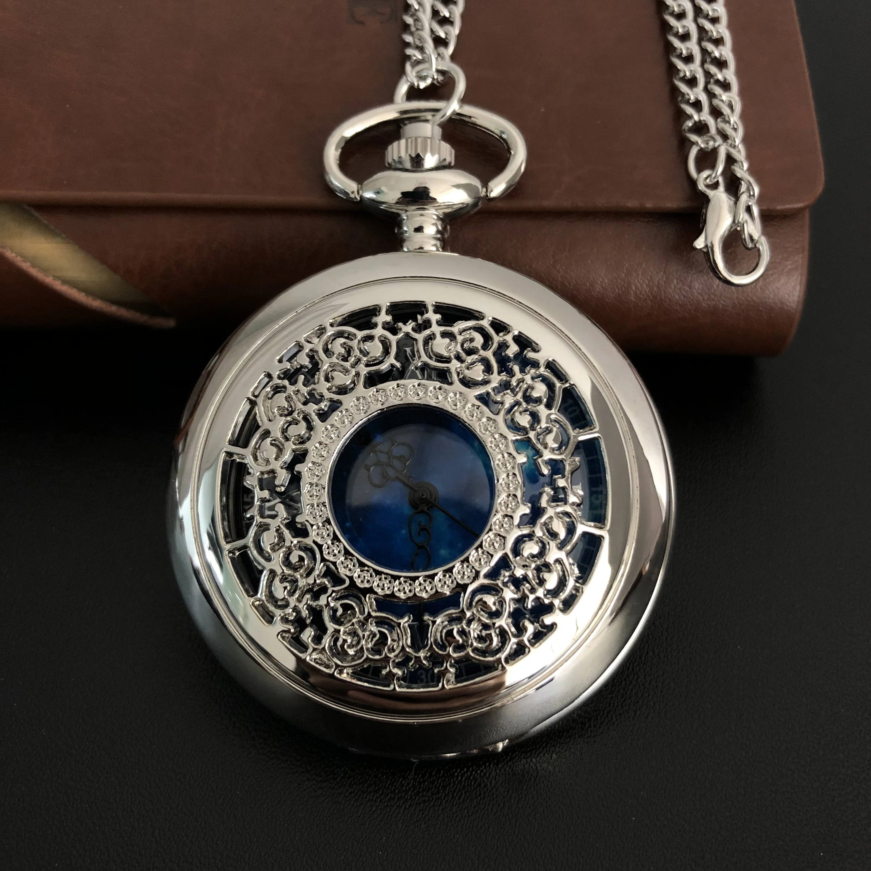 

Серебряный резной синий циферблат, кварцевые карманные часы с римскими цифрами, ожерелье с подвеской, подарки для женщин или мужчин с цепоч...
