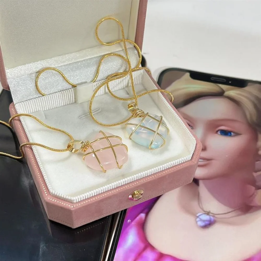

Модное ожерелье с подвеской в виде замка из розового кварца и опала с фианитом в виде сердца