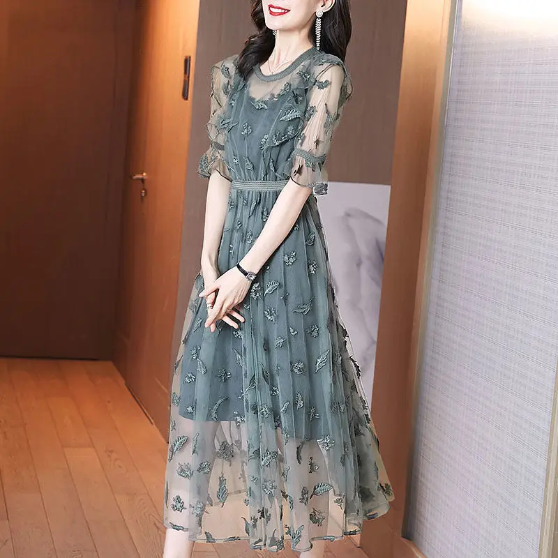 

Heavy Industrial Embroidery Flower Dress Female 2022 New Spring French Waist Slim Mount Mount Net O Neck Short Sleeve Skirt