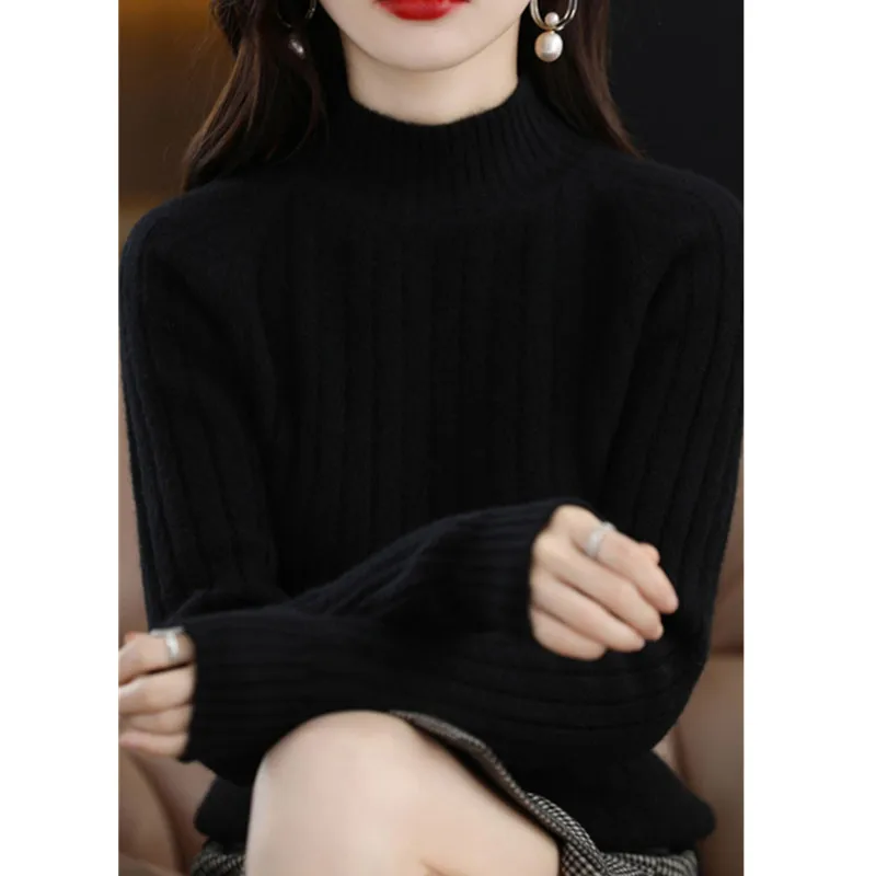 Женский трикотажный пуловер с высоким воротником и коротким рукавом