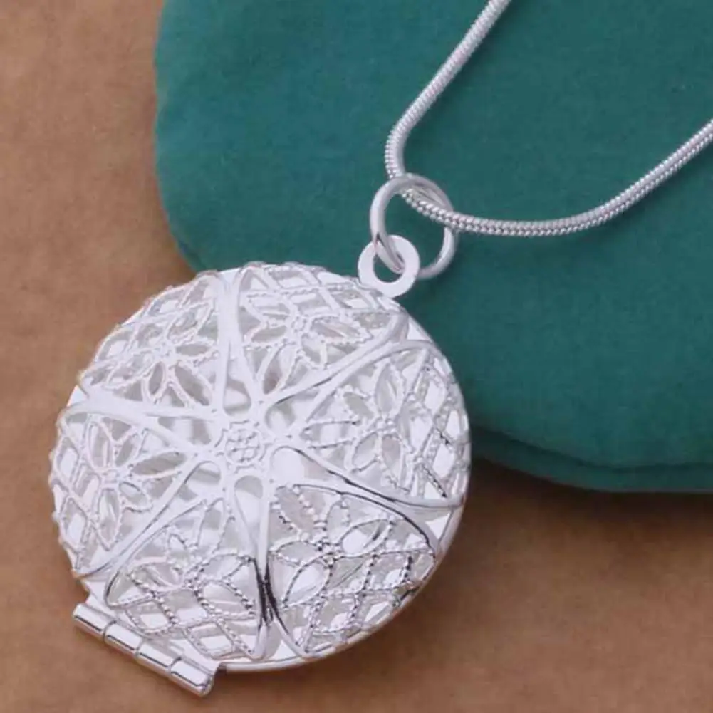 

Alloy Necklace Hollow Artistic Jewelry Round Frame Pendant Necklace for Gifts