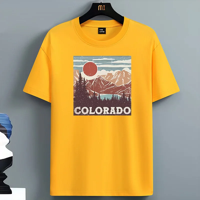 Фото Белая футболка с коротким рукавом и рисунком Colorado Mountain Sunset, с ретро-пейзажем и изображением красного солнца №2