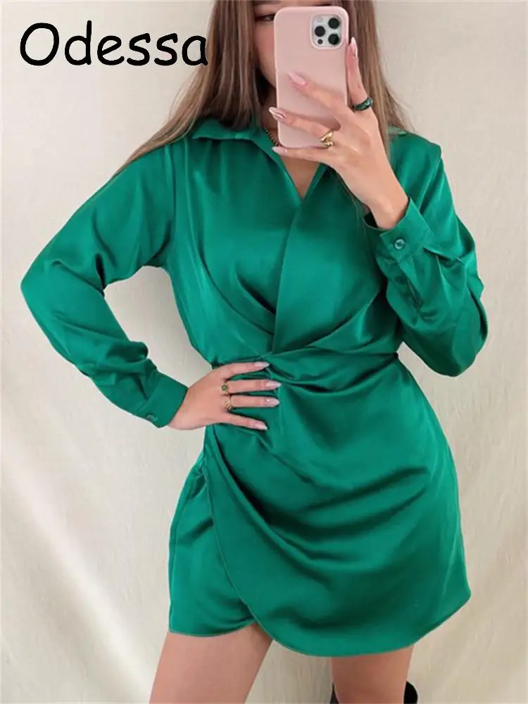 

Женское платье с длинным рукавом и V-образным вырезом