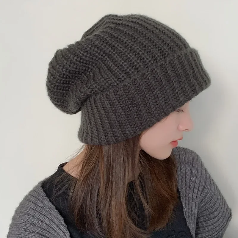 Женская зимняя шапка в стиле хип-хоп