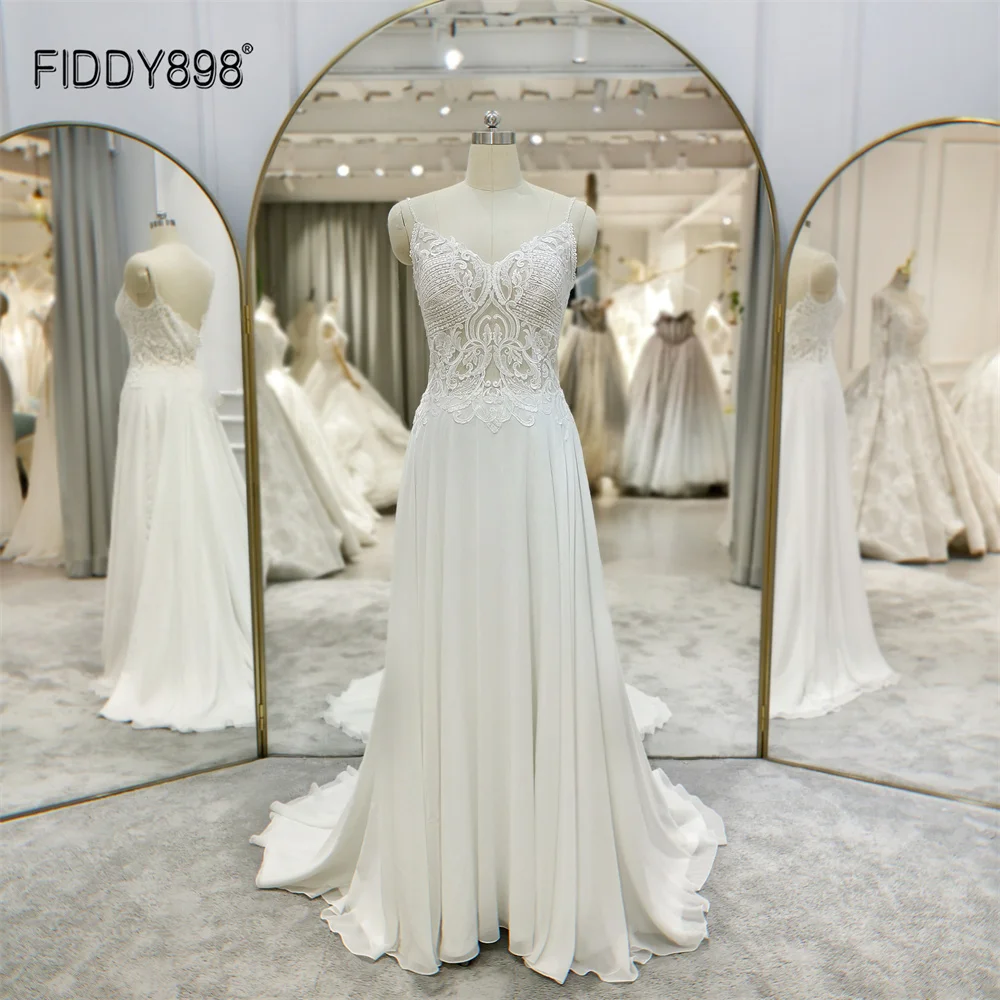 Кружевное свадебное платье с открытой спиной и пуговицами