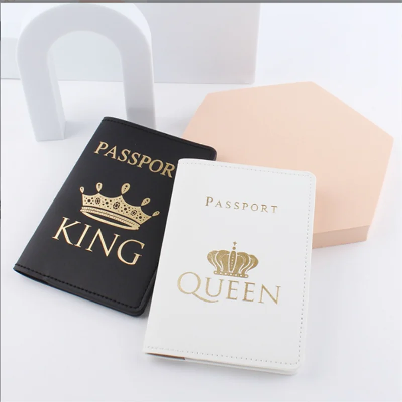 

Обложка для паспорта для влюбленных пар с горячим тиснением «KING & QUEEN». Обложка для паспорта для мужчин и женщин, дорожная Обложка для паспор...