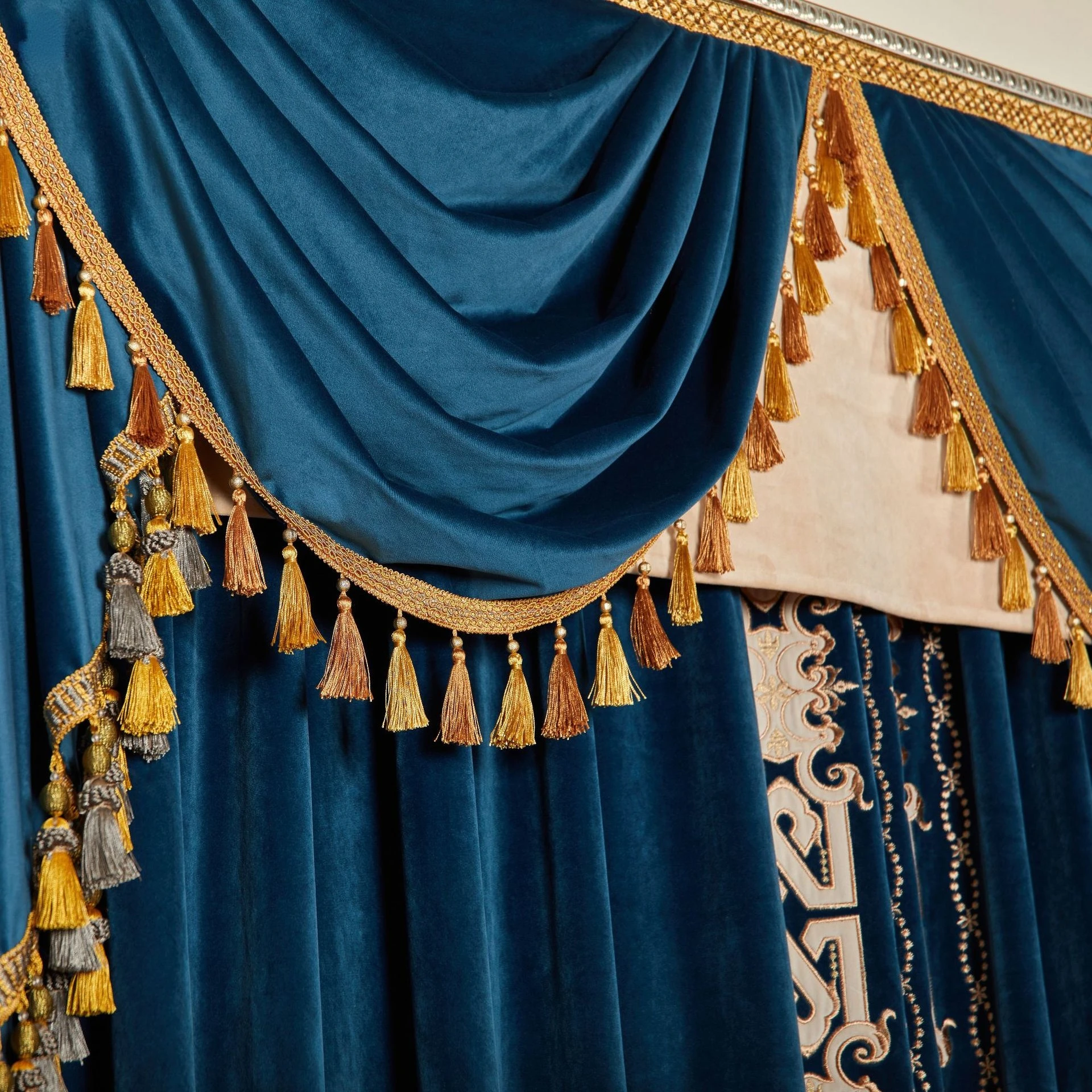 

European Classical Jacquard Curtains Luxury, Elegant Exquisite Atmosphere Aristocratic Curtains for Living Room Dining Bedroom