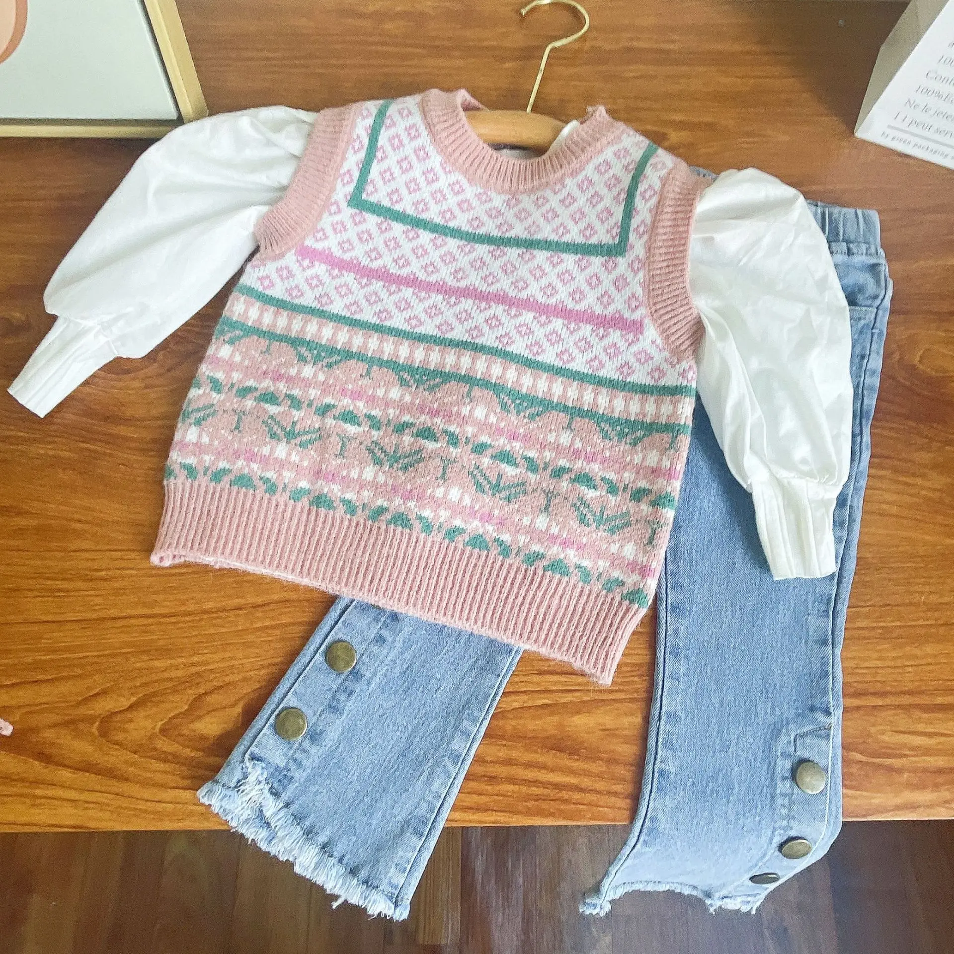 

Новинка 2023, весенний комплект для девочек, свитер, жилет + рубашка + ковбойские брюки-колокольчики, комплект из трех предметов, женская одежда