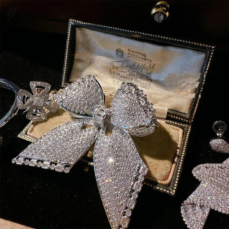 

Women's Fashion Vintage 18-karat Gold-plated Sugar Cube Bow Zircon Brooch Retail Wholesale and Customized