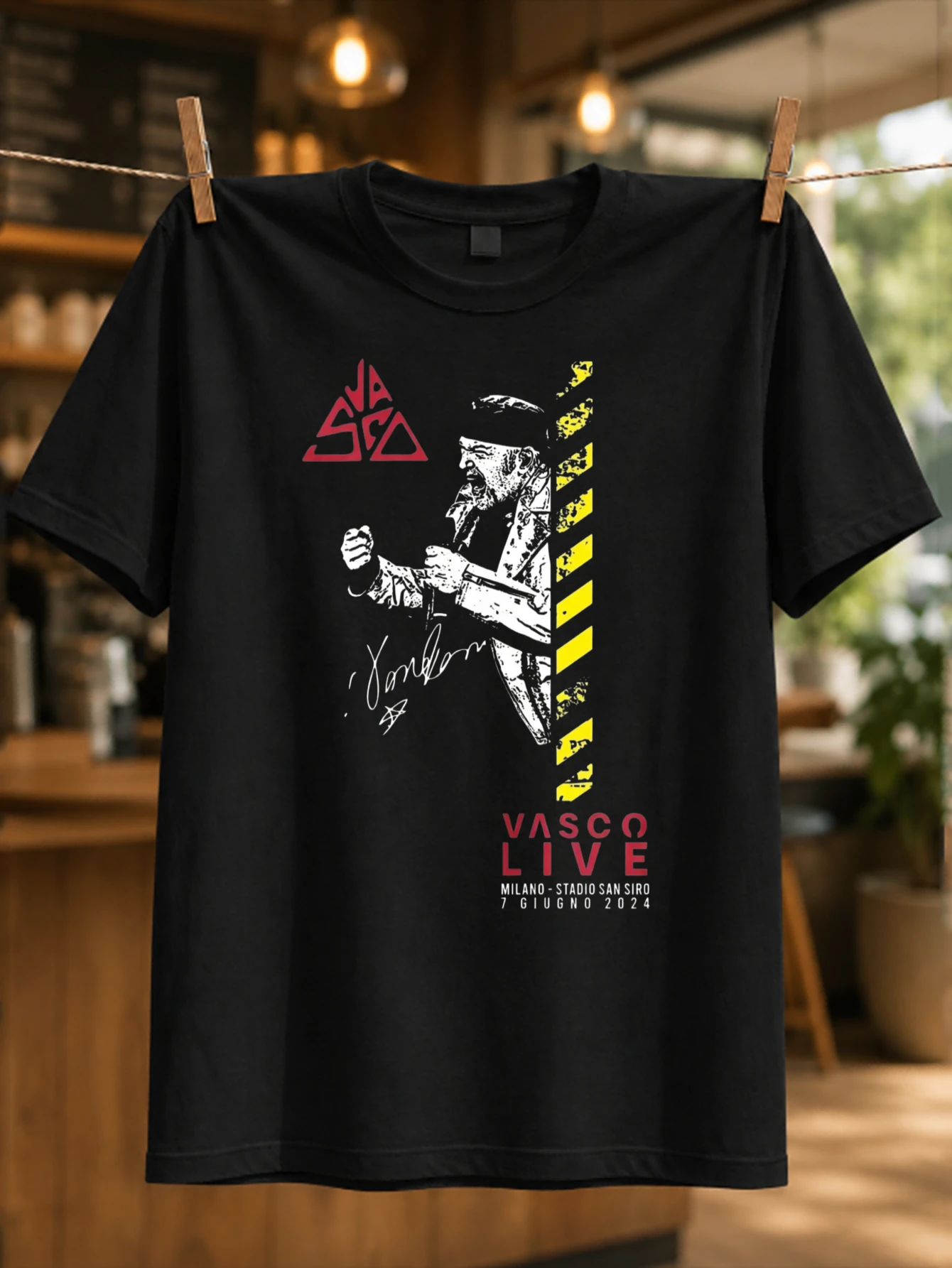 Фото Красный логотип Vasco Live Milano с силуэтом исполнителя, желтыми полосами-знаками опасности и надписью San Siro. Футболка унисекс. №1