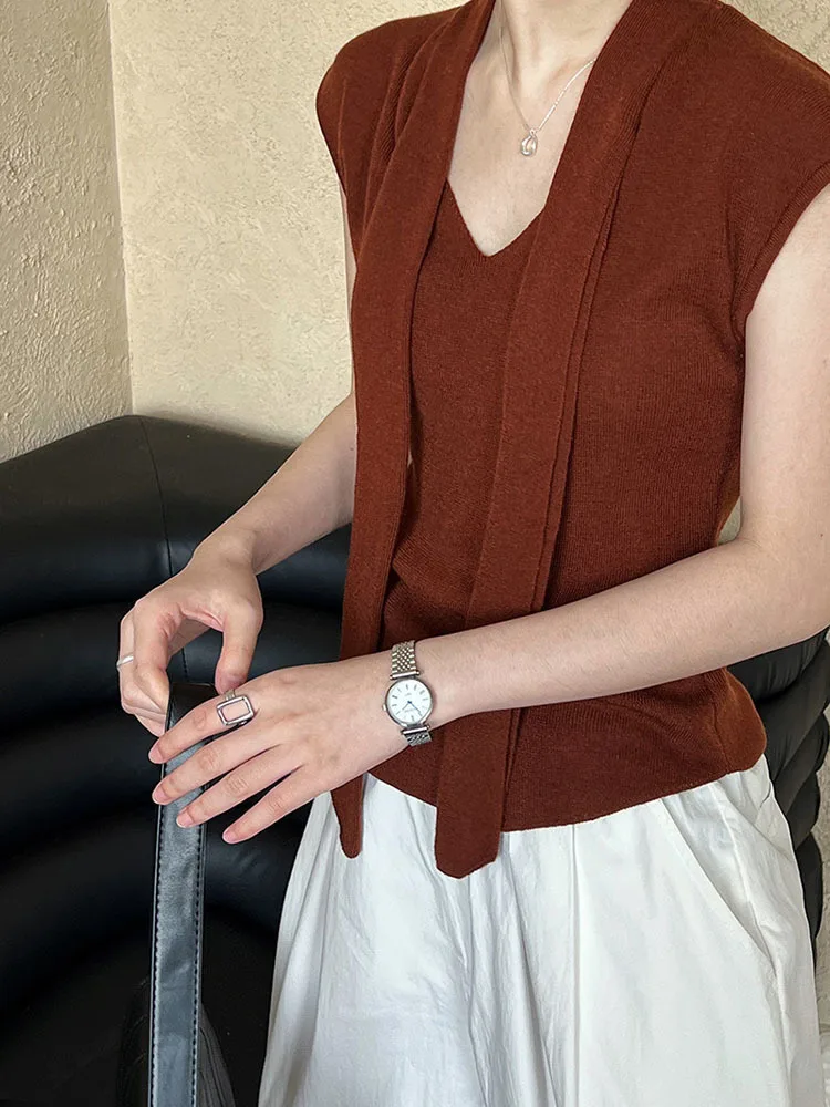 Женский трикотажный свитер с V-образным вырезом и коротким рукавом