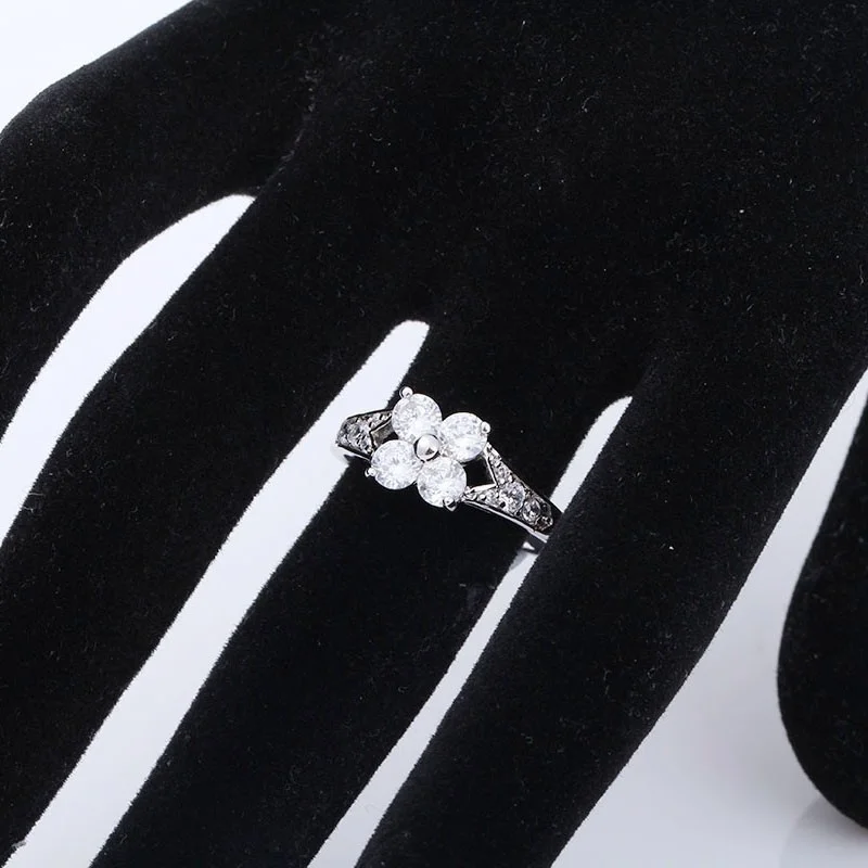 Кольцо обручальное женское с четырьмя лепестками белого золота фианитами клевер