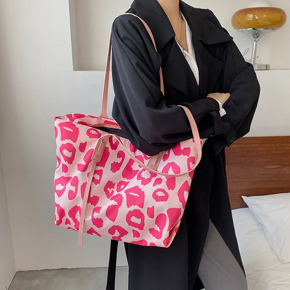 Женская сумка среднего размера с леопардовым принтом