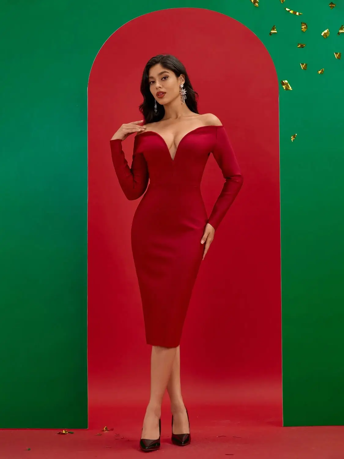 

Женское облегающее платье-миди с открытыми плечами