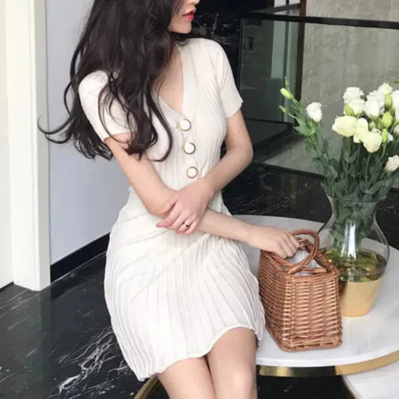 Женское летнее платье-трапеция с V-образным вырезом и коротким рукавом