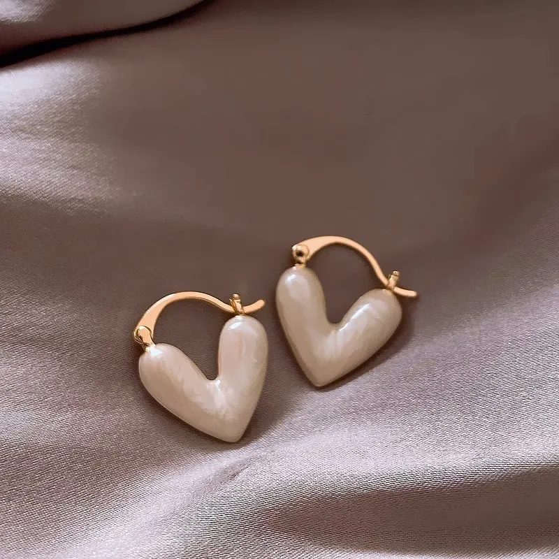 

Creative and Fashionable Milk White Love Shaped Women's Earrings, Earrings, Jewelry Gifts