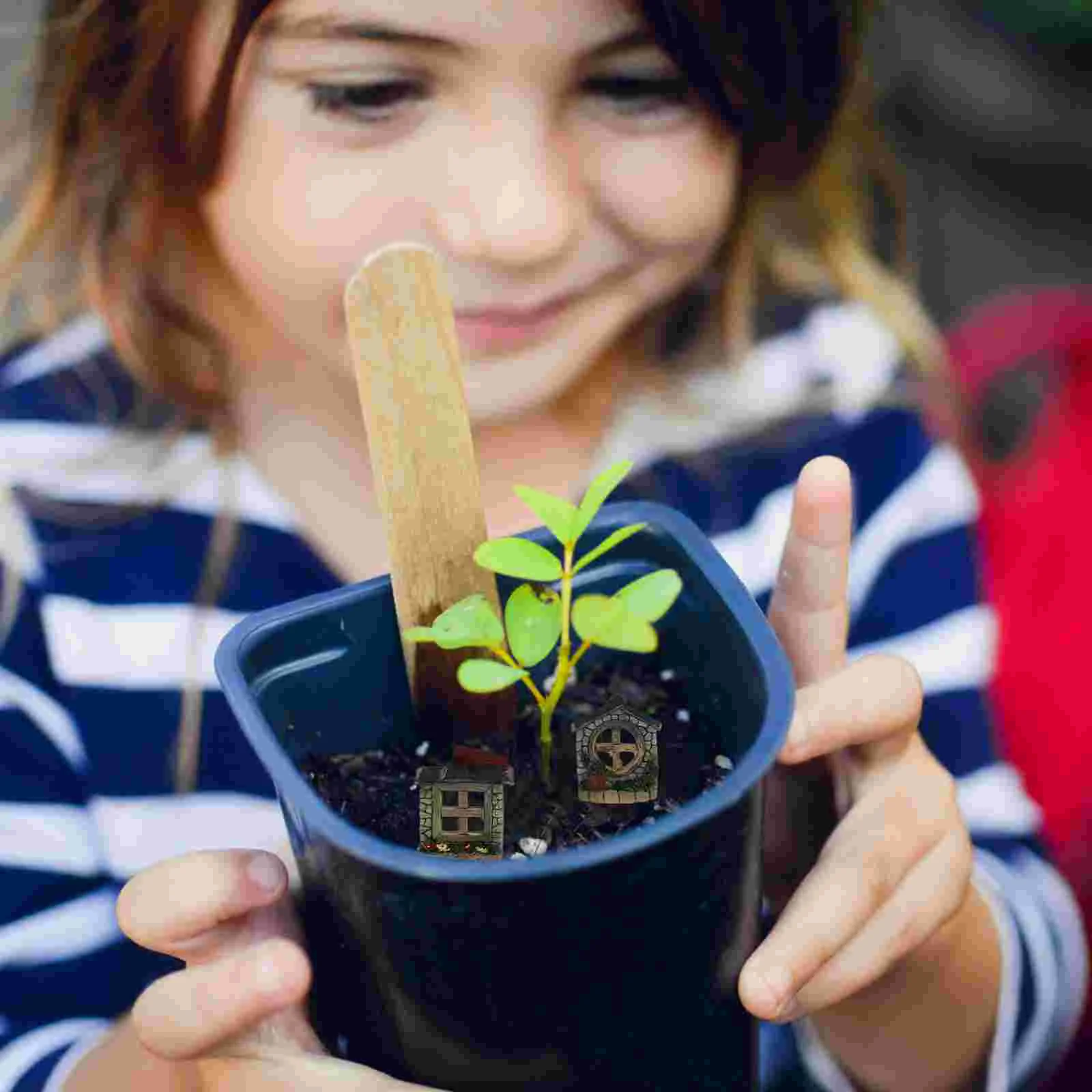 

2pcs Yard Sculpture Tree Hugger Yard Miniature Gnome Home