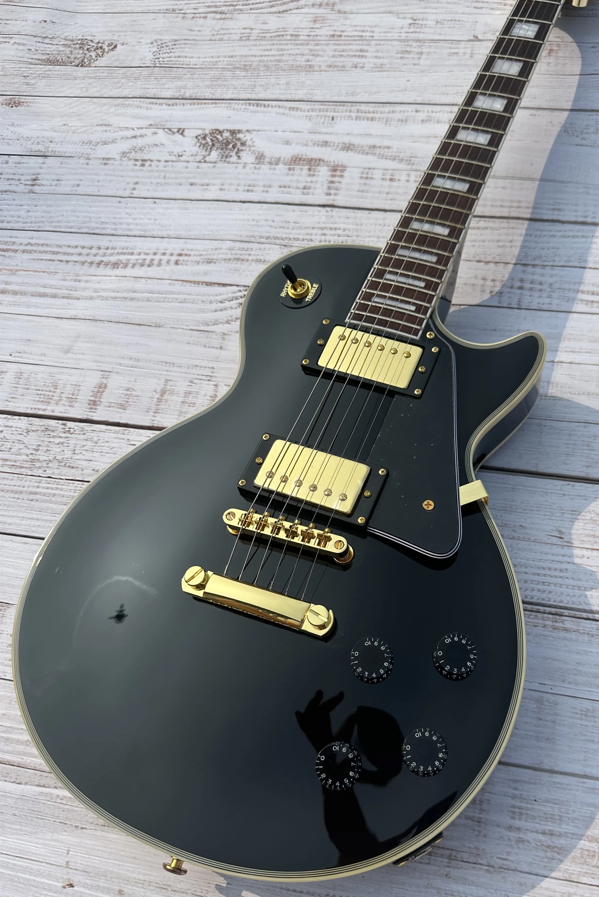 Электрогитара по индивидуальному заказу корпус из черного дерева с цветком