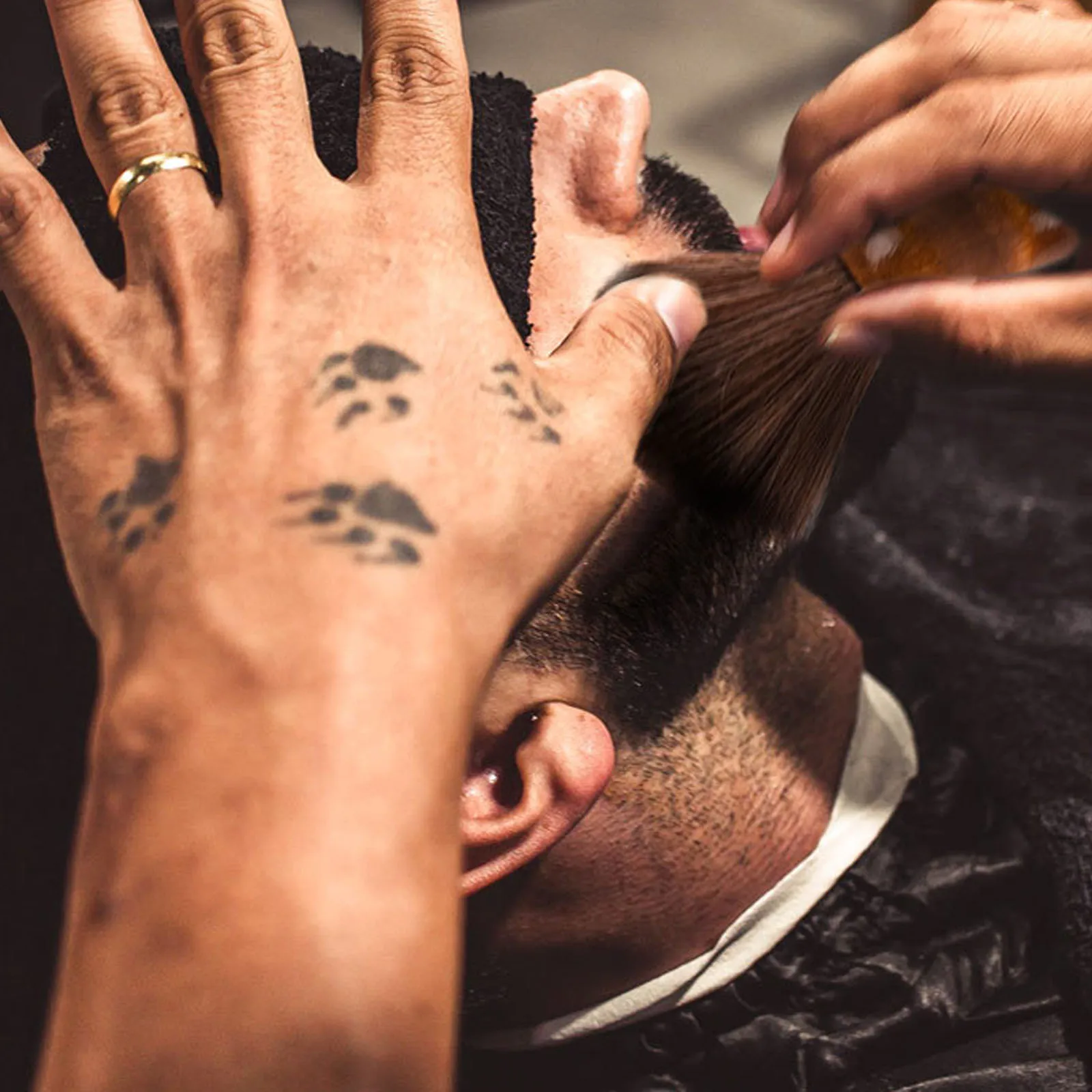 Рисунок 2 - Мужская щетка для бритья с деревянной ручкой