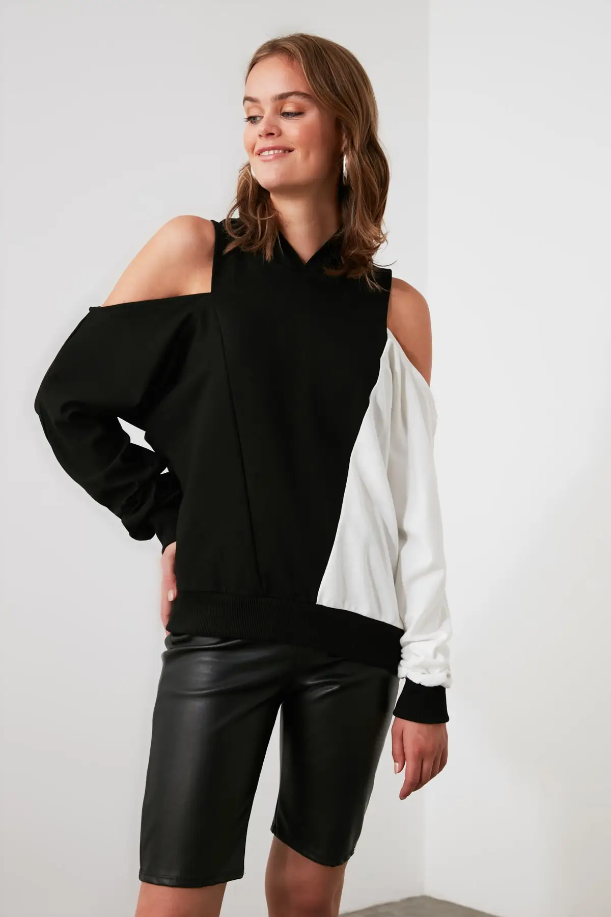 Trendyol Black With Color Block Sweatshirt TWOAW20SW0080 | Женская одежда
