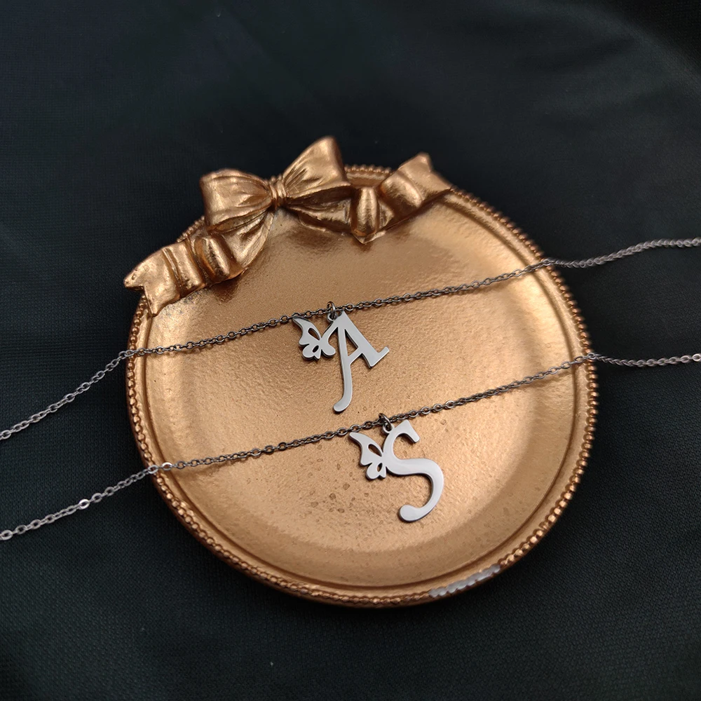 Женское колье из нержавеющей стали ожерелье-чокер с надписью инициала бабочки