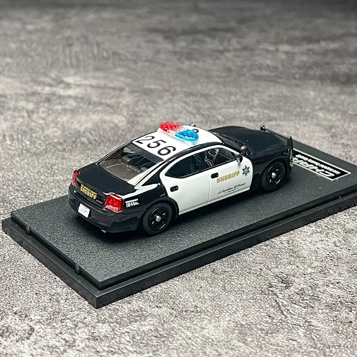 Фото Коллекционная модель полицейской машины Dodge Charger Sheriff из сплава, масштаб 1/64, набор из двух машинок, подарок для демонстрации №4
