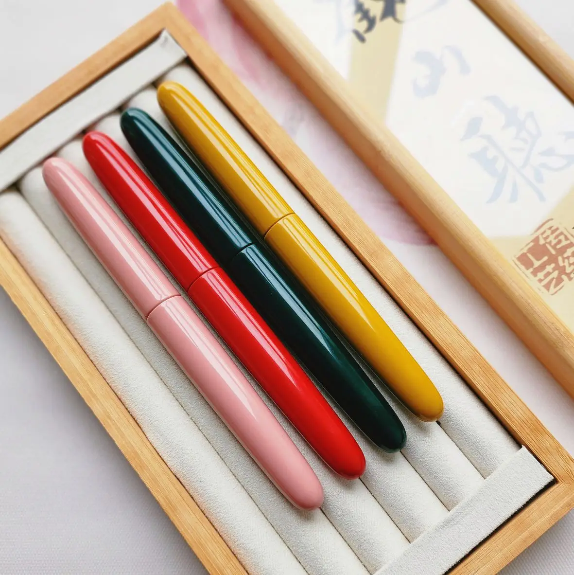 Необработанный лак окрашенный из киновари жесткий резиновый бантик No 6