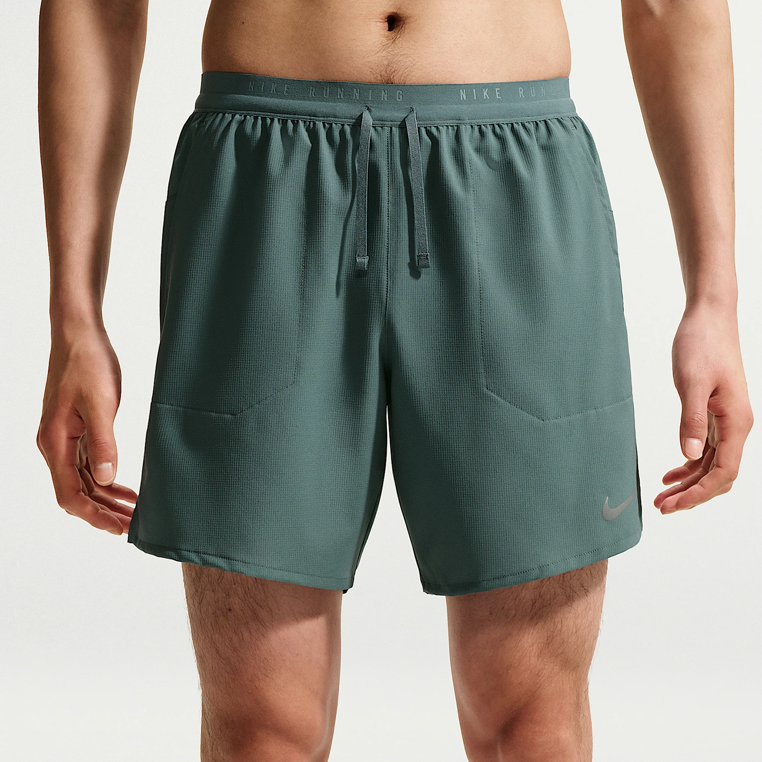 Фото Оригинальные мужские беговые шорты Nike Stride Dri FIT 2-в-1, модель IF2037-382 №2