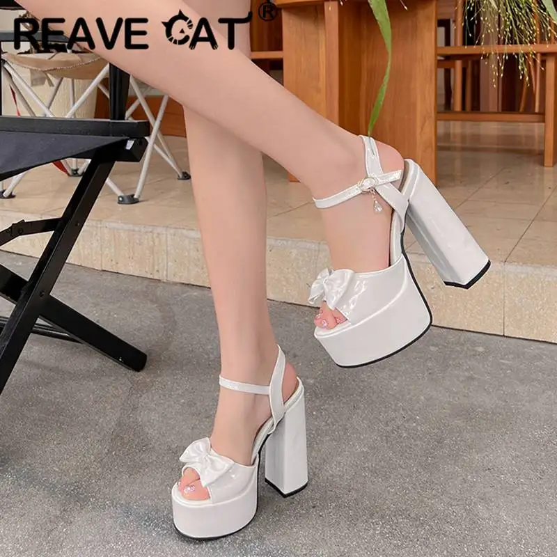 Фото Женские сандалии REAVE CAT с открытым носком, массивным каблуком 14 см, платформой 4,5 см, ремешком с пряжкой и бантом, размеры 41, 42, 43, милые и сексуальные туфли для свиданий. №1