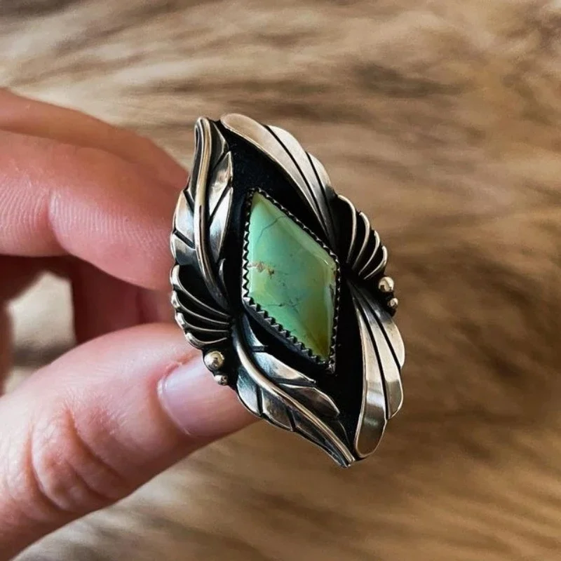 

Bohemian Ethnic Rhombus Inlaid Green Stone Rings Vintage Antique Silver Color Metal Hand Carved Patterns Personality Women Ring
