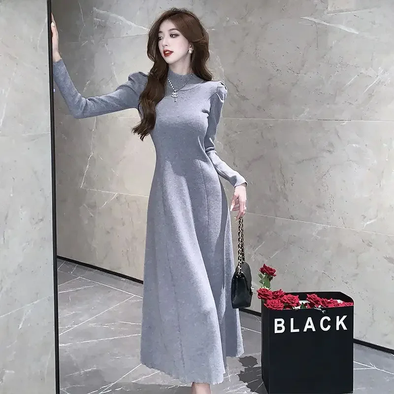 Элегантное французское трикотажное платье с высоким воротником осень/зима 2023