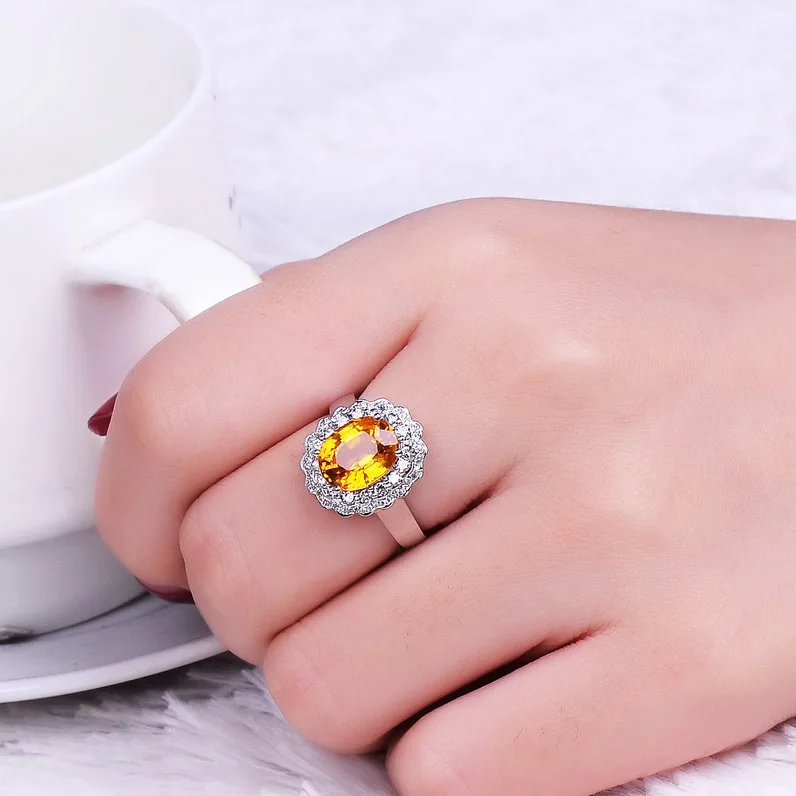 

Женское кольцо с топазом из циркония