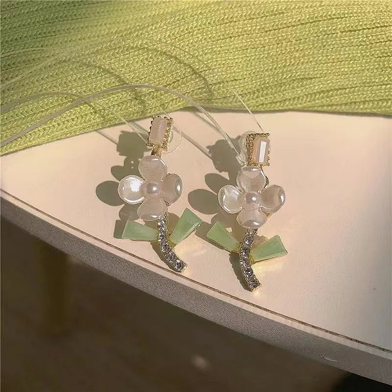 

Green Flower Fresh Temperament Flower Earrings Female Summer 2022 New French Style Earrings Pearl Retro Earrings