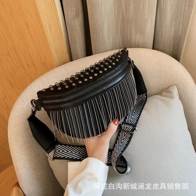 

Korean foreign style bag female 2021 new fashion broadband messenger waist texture rivet tassel women's chest