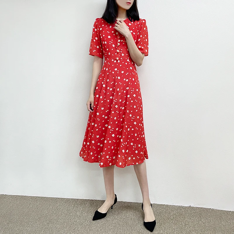 

Красное шелковое платье средней длины с коротким рукавом и жемчужными пуговицами и поясом