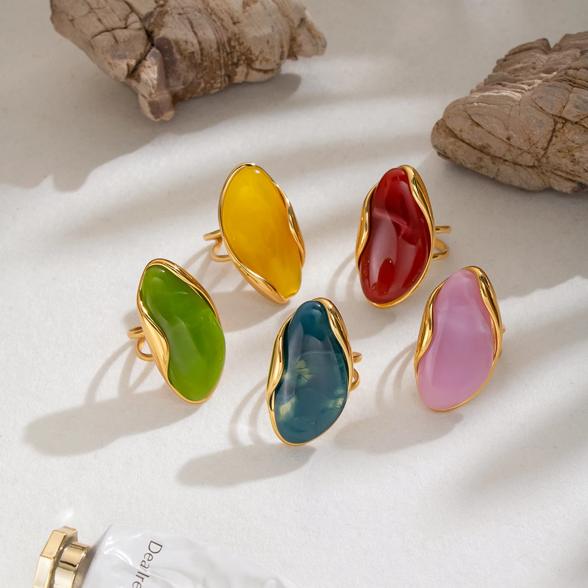 Кольцо Miia Jewelry из нержавеющей стали с 18-каратным золотым покрытием, открытое, регулируемое, нестандартной формы, с цветной смолой, эффектное кольцо для женщин. (art.: 3920dcccdfd2b) - 3920dcccdfd2b