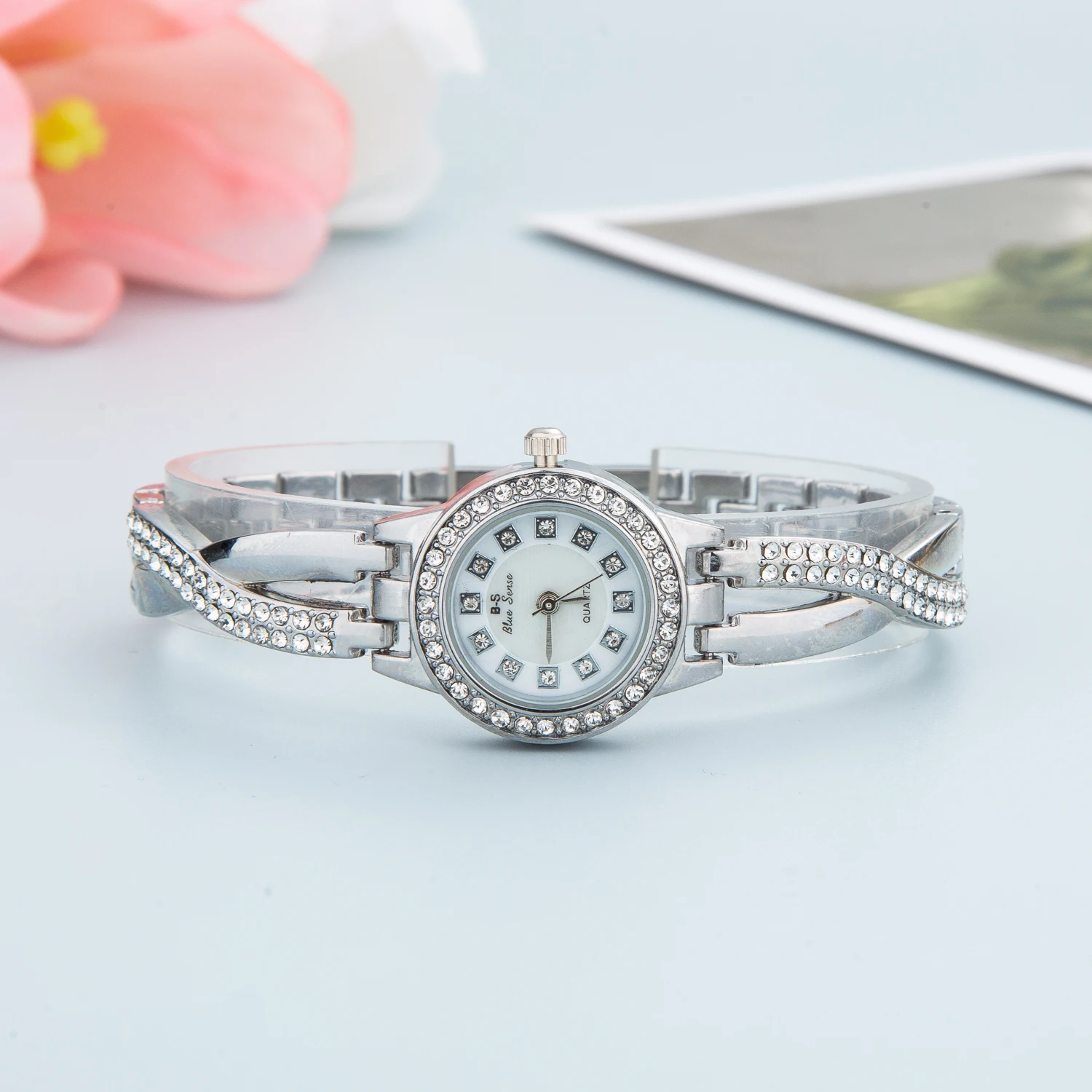 2023 Luxury Brand Design Simplicity Diamond Watch Fashion Crystal Quartz Wristwatches Watches Best Selling Product