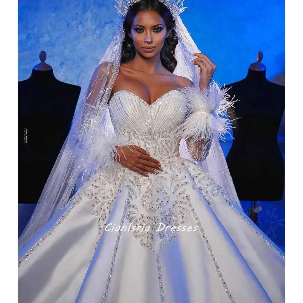 

Luxury Crystal Beading Long Sleeve Dubai Wedding Dresses Ball Gown Sweetheart Feathers Diamond Saudi Arabic Bridal Gowns