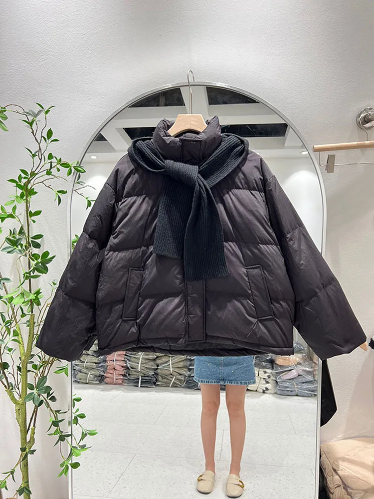 Женский пуховик на белом утином пуху с вязаным капюшоном и шарфом