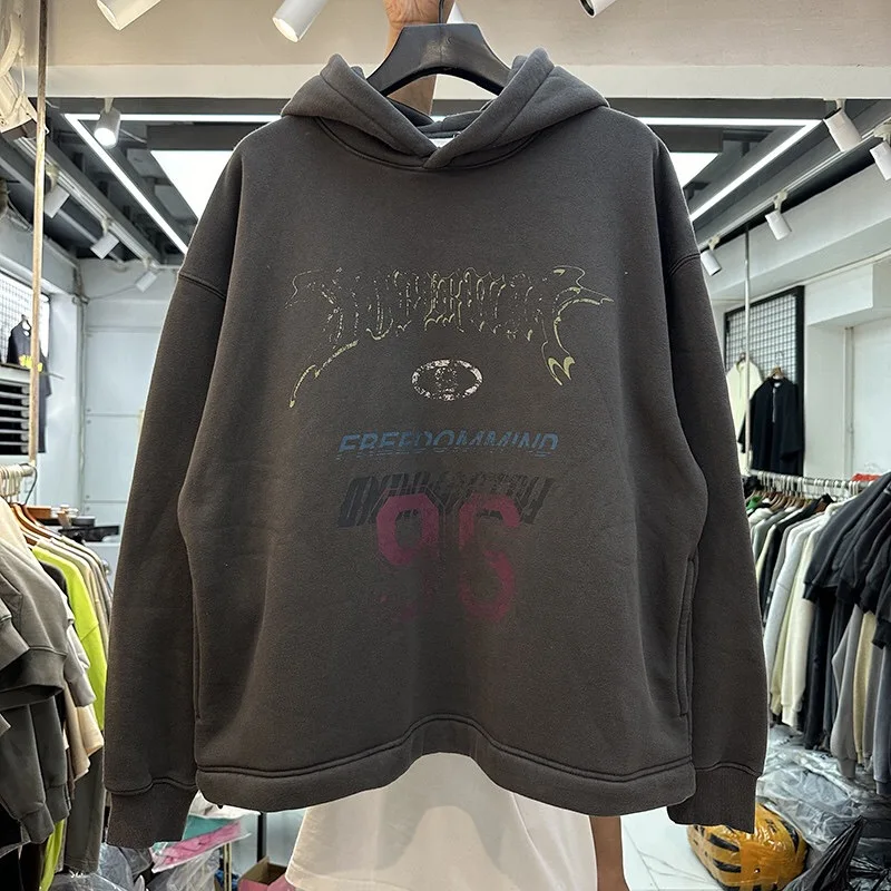 Трите чернила на старой спортивной толстовке