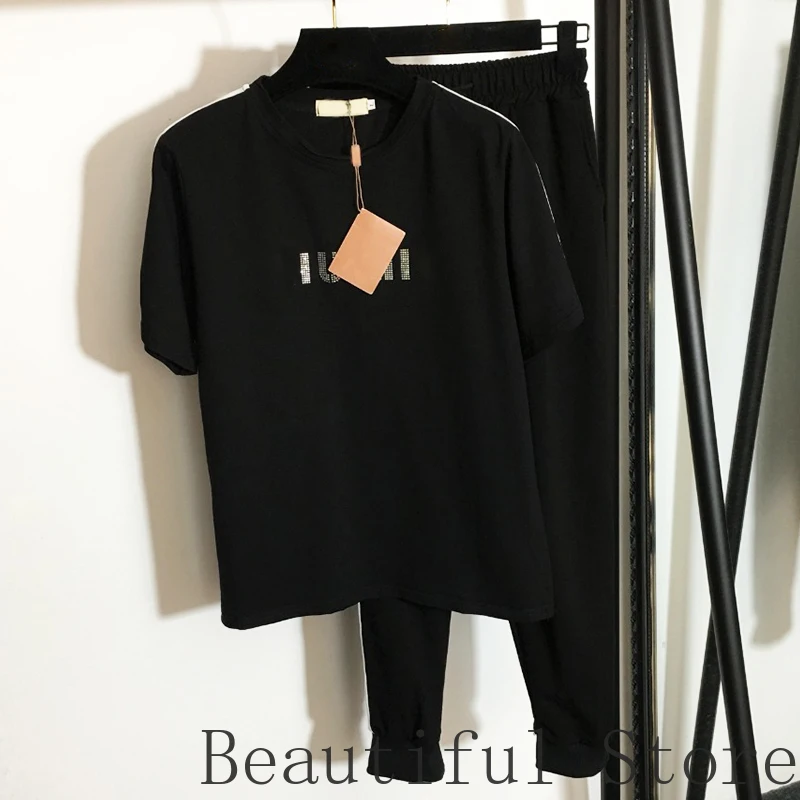 

Женский дизайнерский комплект из 2 предметов, брендовая футболка с коротким рукавом и надписью и эластичные повседневные брюки с высокой та...