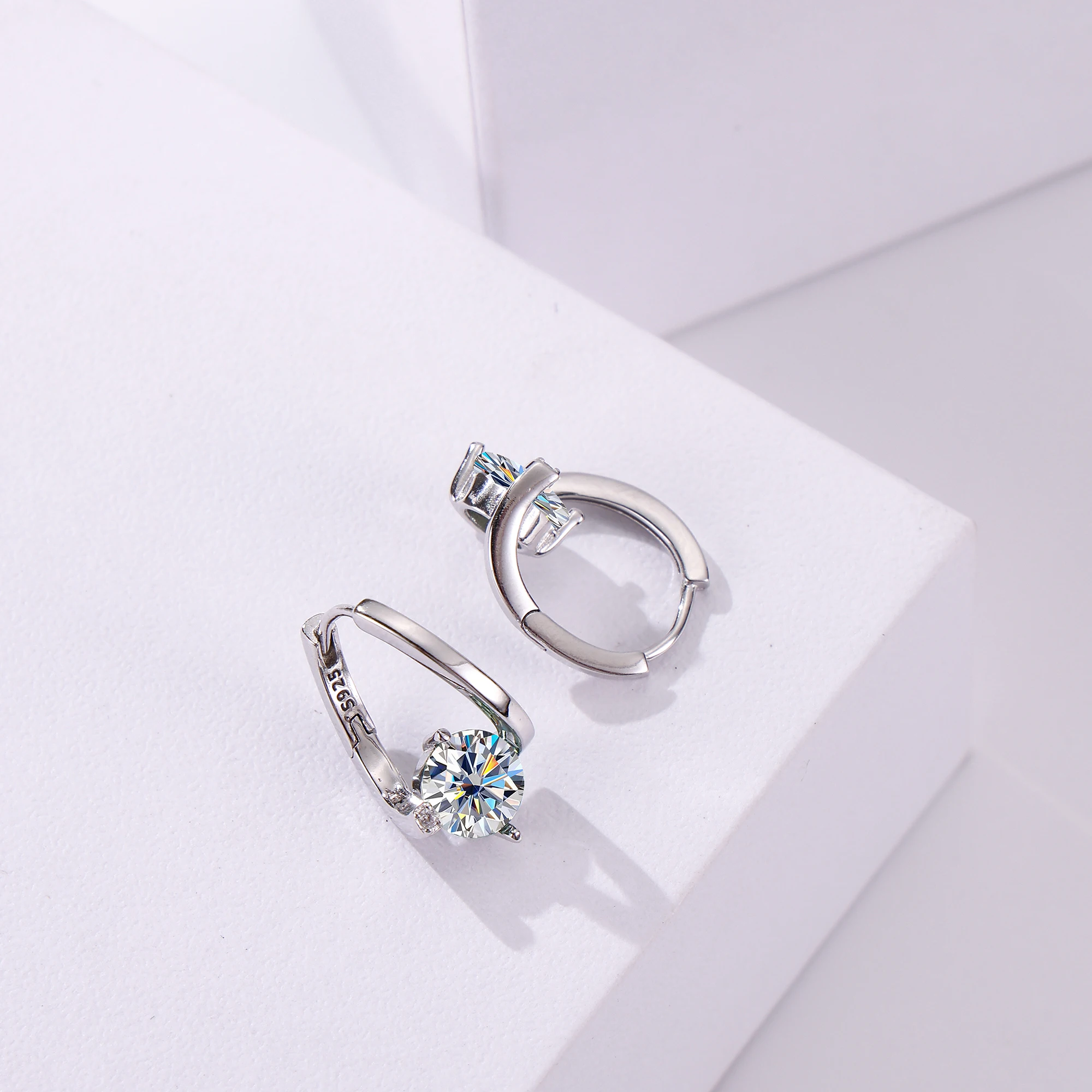 Женские серьги с муассанитом простые и элегантные серьги-подвески из серебра 925